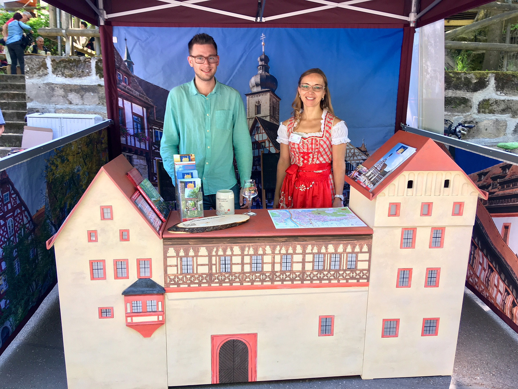Nico Cieslar der Leiter der Tourist-Information und eine Mitarbeiterin im neuen Infostand.