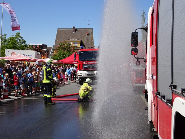 Unter dem Motto "Es wird nass - Die Wasserspiele der Feuerwehr" führte Martin Gründl mit seiner Mannschaft unter anderem die Möglichkeiten des TLF 20/40 SL einschließlich Wasserwerfer, den Ringmonitor und verschiedene Strahlrohre vor. | Foto: Feuerwehr Forchheim