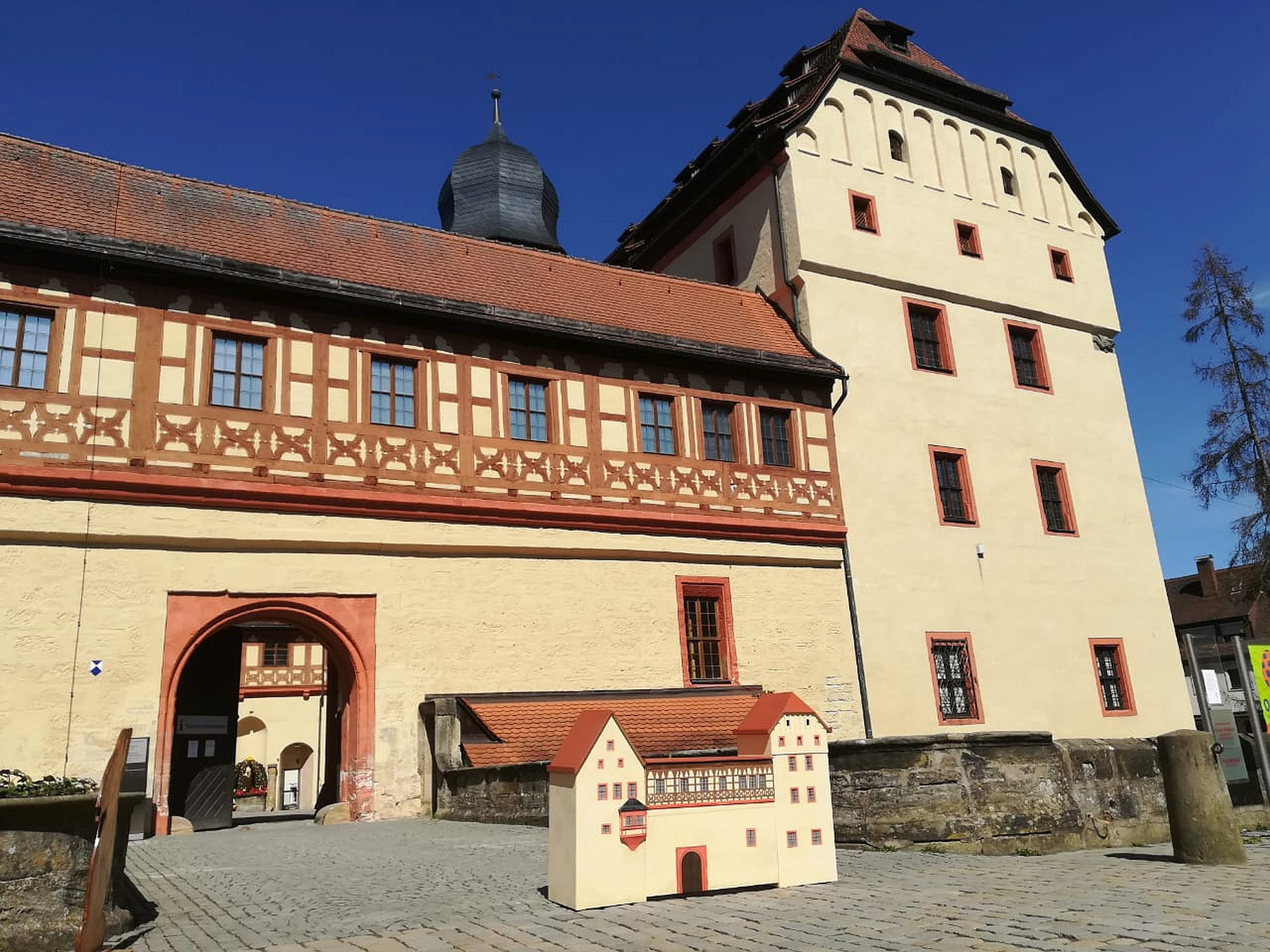 Die kleine und die große Kaiserpfalz. Mit der Nachbildung zeigt sich die Tourist-Information der Stadt Forchheim auf Veranstaltungen und Messen.