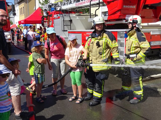 Die Vorführungen erwiesen sich bei sommerlichen Temperaturen als wahrer Traum für jedes Kinderherz. | Foto: Feuerwehr Forchheim