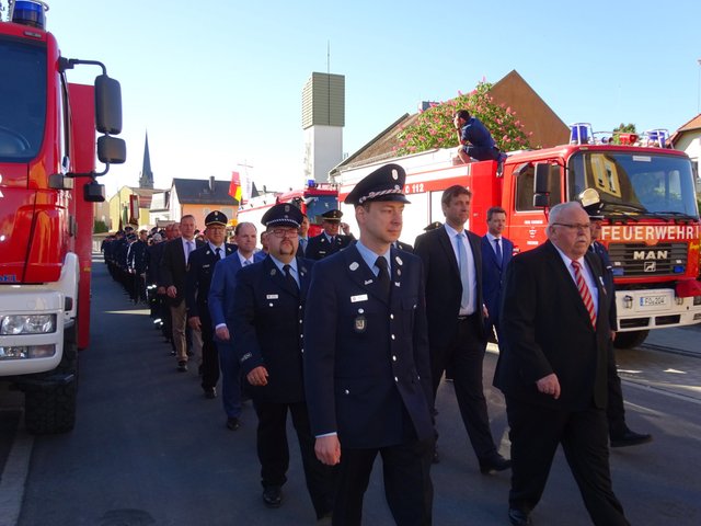 Festzug mit Bürgermeister Franz Streit, Landrat Dr. Hermann Ulm, Stadtbrandinspektor Jürgen Mittermeier, dem Feuerwehrvorsitzenden Josua Flierl, Kreisbrandrat Oliver Flake, dem Landtagsabgeordneten Michael Hofmann, Staatssekretär Thomas Silberhorn und vielen anderen. | Foto: Feuerwehr Forchheim