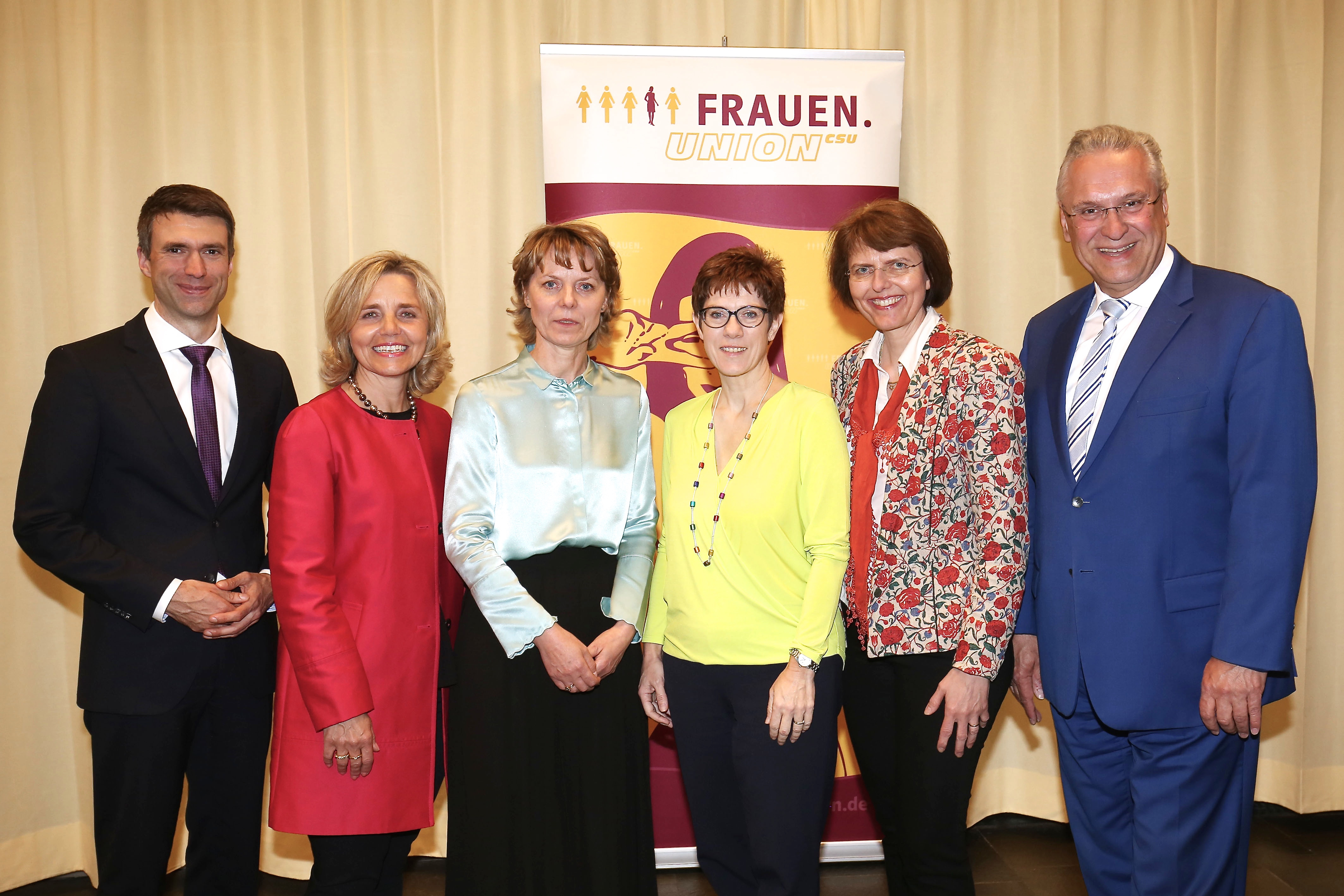 Stefan Müller MdB, Alexandra Wunderlich, Irina Schmitz (Vorsitzende Frauenunion Erlangen), Annegret Kramp-Karrenbauer, Cornelia Griesbeck (Bezirksvorsitzende Frauen-Union Mittelfranken) und Joachim Herrmann (v.l.n.r.). Foto: Kurt Fuchs