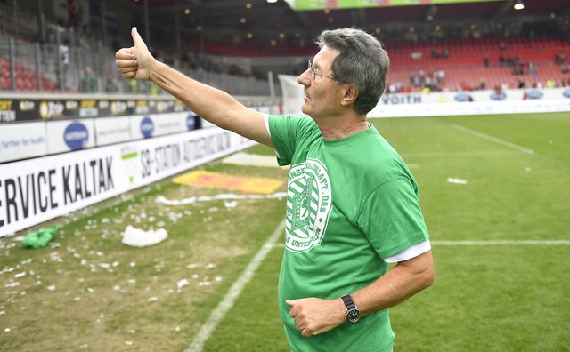 Fürths Präsident Helmut Hack bedankt sich bei den Fans für die Unterstützung. | Foto: Wolfgang Zink