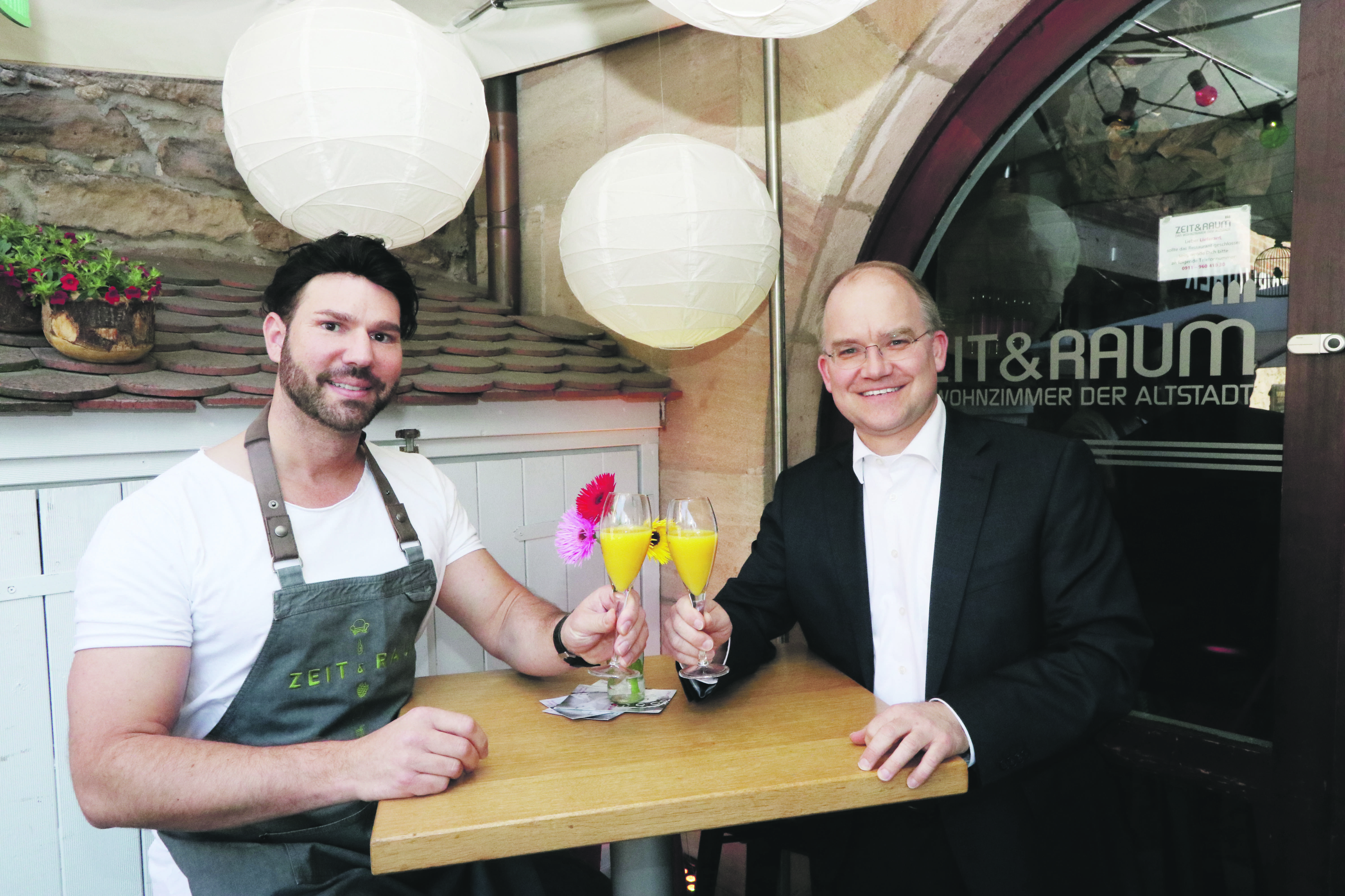 CSU-Bundestagsabgeordneter Sebastian Brehm (re.) verbringt manchen Abend mit seiner Lebensgefährtin im Zeit & Raum von Christian Wagner. Er schätzt das gute Essen und die fruchtigen Cocktails.