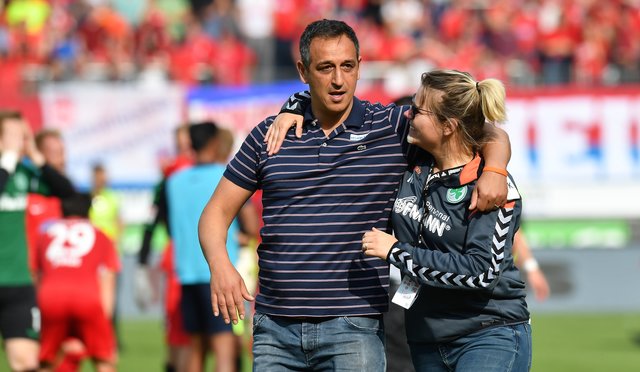 Sportdirektor Rachid Azzouzi erschöpft und unter Tränen nach Spielende. | Foto: Wolfgang Zink