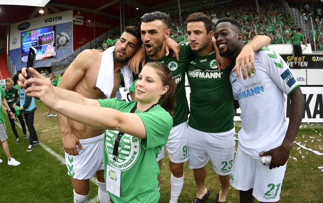 Willkommene Erinnerung: Selfie mit Jurgen Gjasula, Serdar Dursun, Sercan Sararer und Khaled Narey. | Foto: Wolfgang Zink