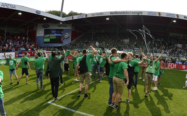 Kleeblattfans: Jubel, Freude nach Spielende. | Foto: Wolfgang Zink