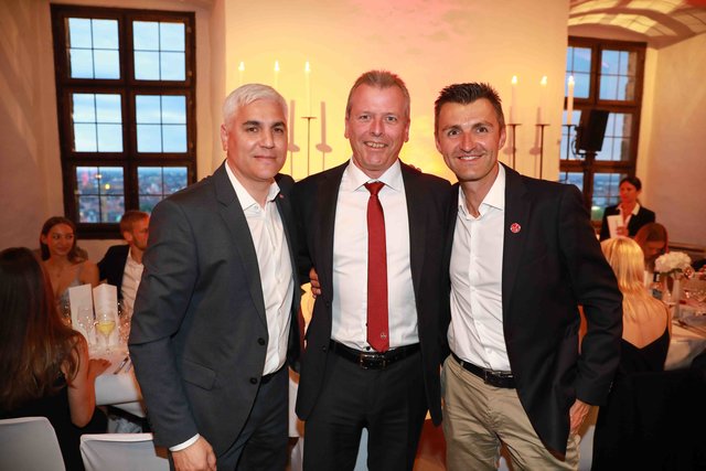 Freuen sich über eine rundum gelungene Saison,  Andreas Bornemann, Vorstand Sport, Dr. Ulrich Maly, Aufsichtsratsmitglied und Michael Köllner, Chef-Trainer. | Foto: © Udo Dreier