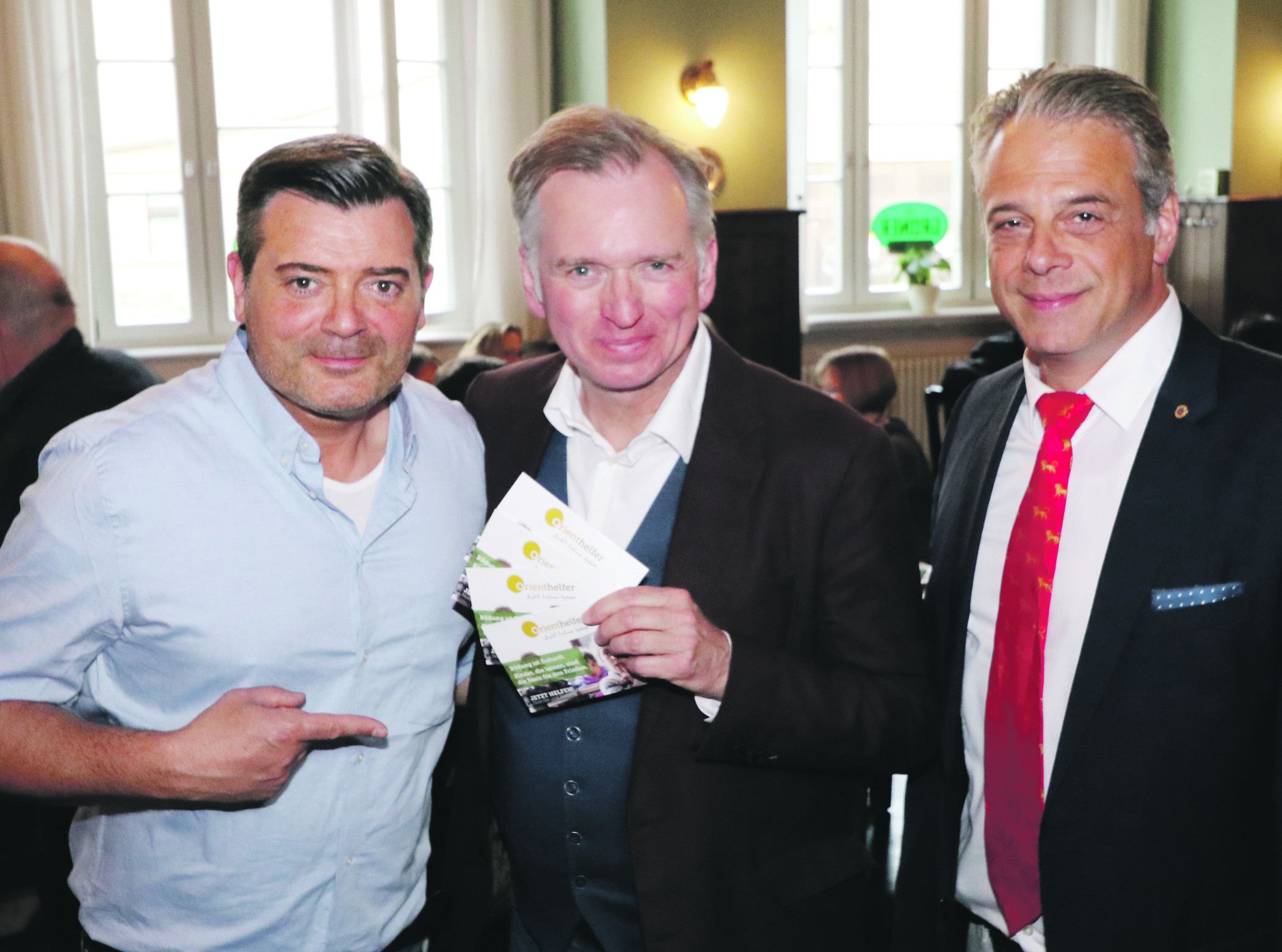 Christian Seuß, Präsident des Lions Club Zirndorf-Franconia (r.), sichert Christian Springer (Mi.) 1000 Euro zu, während Marcel Gasde (l.) weitere Unterstützung beim nächsten Sommernachtsball verspricht.
