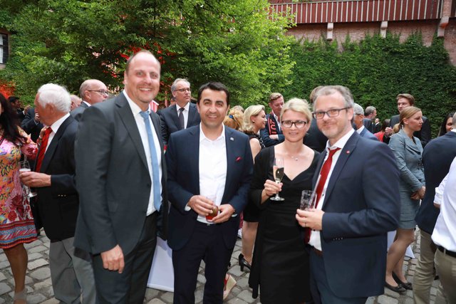 Großer Empfang der Club-Helden, Betreuer und Sponsoren auf der Nürnberger Kaiserburg. | Foto: © Udo Dreier