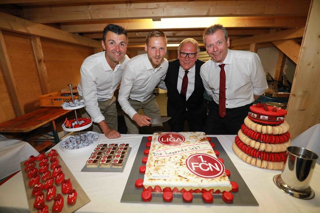 So sehen Sieger aus: Michael Köllner, Chef-Trainer, Hanno Behrens, Top-Torschütze mit 14 Treffern, Dr. Thomas Grethlein, Aufsichtsratsvorsitzender und Dr. Ulrich Maly, Aufsichtsratsmitglied, freuen sich sichtlich. | Foto: © Udo Dreier