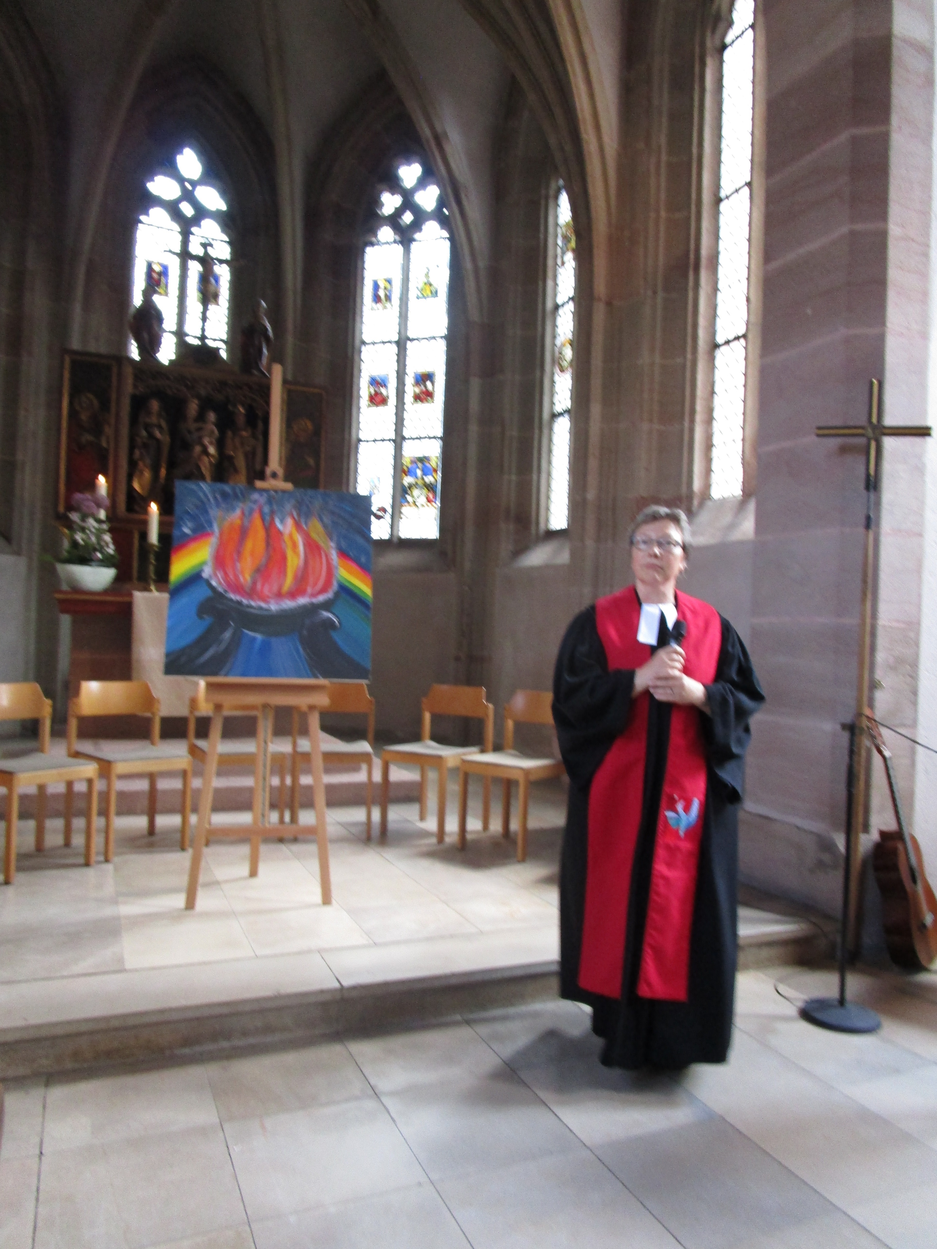 Pfarrerin Jühne mit Pfingststola, Bild von Georg Link