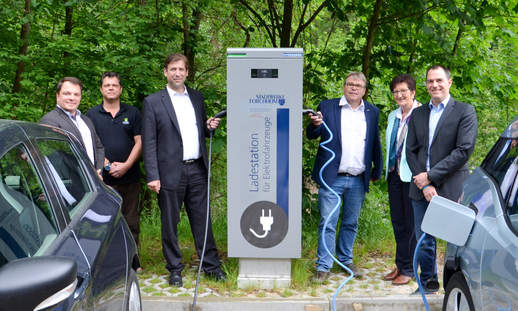 Dominik Bigge (Klimaschutzmanager), Daniel Schäffer (Kämmerei und Wildparkleitung), Landrat Dr. Hermann Ulm, Dirk Samel (stellvertretender Leiter Vertrieb Stadtwerke), Carmen Stumpf (Kämmerei und Wildparkleitung) und Michael Penert (Leiter Vertrieb Stadtwerke) (von links).
