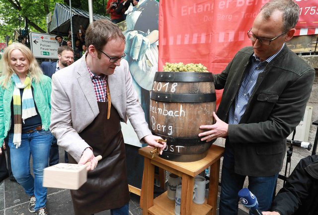 Florian Janik braucht zwei Schläge – dann fließt das Bier. Die Maß kostet heuer 9,50 Euro. Foto: Udo Dreier