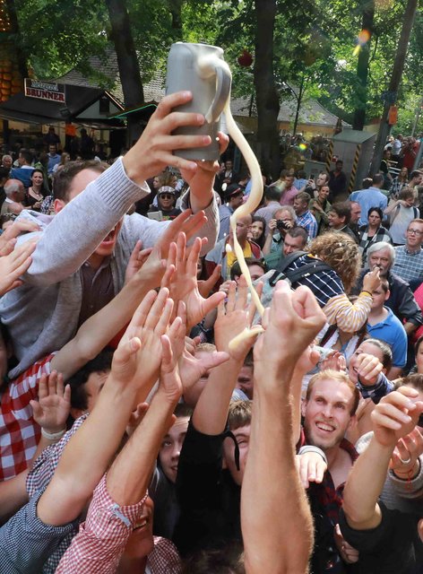 Die 263. Erlanger Bergkirchweih ist eröffnet! Bis zu einer Million Besucher werden gesamt an den zwölf Festtagen erwartet. Foto: Udo Dreier