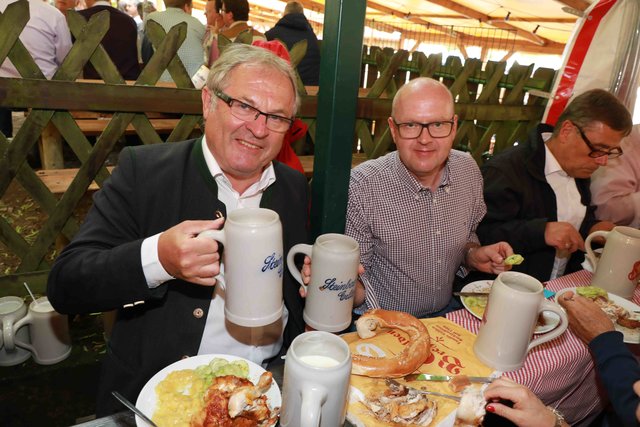 Großbäcker Siegfried ,,Der Beck“ Beck (links) lässt sich eine frische Maß schmecken. Foto: Udo Dreier