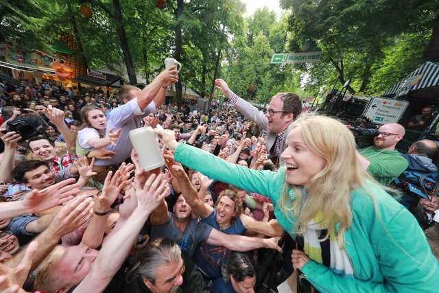 Die 263. Erlanger Bergkirchweih ist eröffnet! Bis zu einer Million Besucher werden gesamt an den zwölf Festtagen erwartet. Foto: Udo Dreier