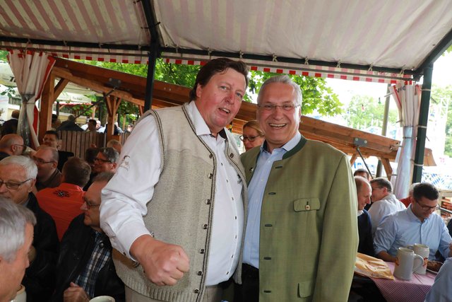 Gut gelaunt: Bayerns Innenminister Joachim Herrmann (rechts) mit Festwirt Fritz Stahlmann (,,Hax‘n-Liebermann“). Foto: Udo Dreier
