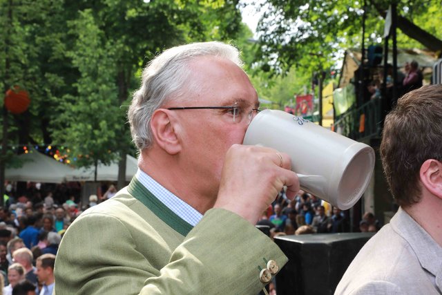 Die 263. Erlanger Bergkirchweih ist eröffnet! Bis zu einer Million Besucher werden gesamt an den zwölf Festtagen erwartet. Foto: Udo Dreier