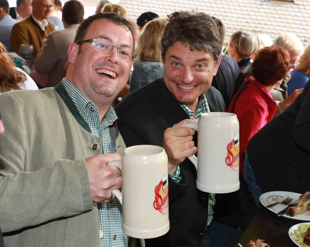 Prost! Prof. Dr.-Ing. Joachim Hornegger, Präsident der Friedrich-Alexander-Universität (FAU, rechts). Foto: Udo Dreier