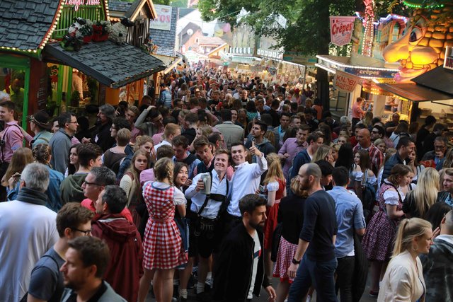 Die 263. Erlanger Bergkirchweih ist eröffnet! Bis zu einer Million Besucher werden gesamt an den zwölf Festtagen erwartet. Foto: Udo Dreier