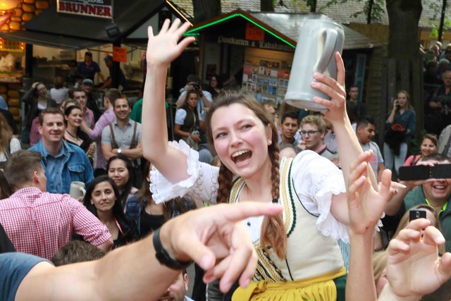 Glück gehabt! Diese Bergbesucherin hat eine der begehrten Freibier-Maßen ergattert. Foto: Udo Dreier