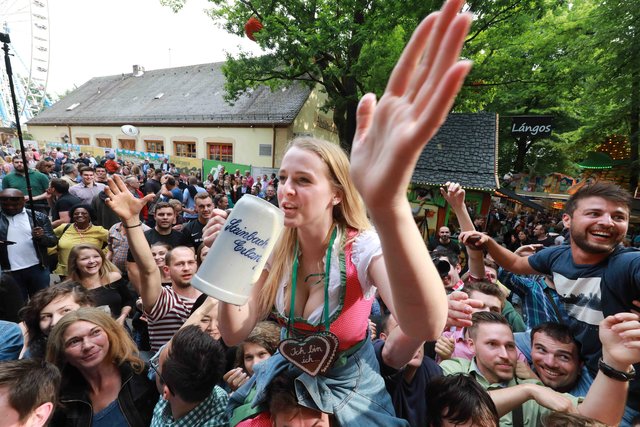 Die 263. Erlanger Bergkirchweih ist eröffnet! Bis zu einer Million Besucher werden gesamt an den zwölf Festtagen erwartet. Foto: Udo Dreier