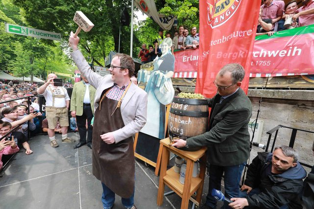 Oberbürgermeister Florian Janik sticht gleich das erste Bierfass von der Brauerei Steinbach an. Foto: Udo Dreier