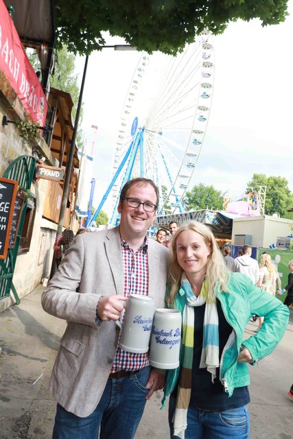 Erlangens OB Dr. Florian Janik (SPD) und Gattin Sylvia stoßen mit einer Maß Steinbach-Bier auf einen friedlichen Berg an. Foto: Udo Dreier