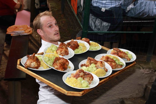 Die 263. Erlanger Bergkirchweih ist eröffnet! Bis zu einer Million Besucher werden gesamt an den zwölf Festtagen erwartet. Foto: Udo Dreier