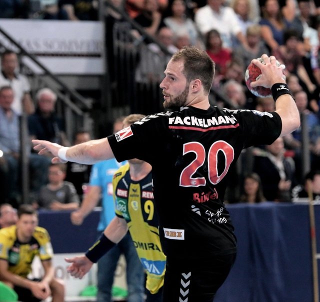 (Foto: HJKrieg, Erlangen): Rückraumspieler Nico Büdel in seinem wohl besten Spiel für den HC Erlangen