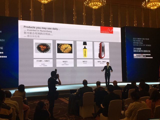 Nürnbergs Wirtschaftsreferent Dr. Michael Fraas bei seiner Präsentation auf der ,,2018 Innovation Forum for Mayors of International Sister Cities of Chengdu". | Foto: Dr. Michael Fraas