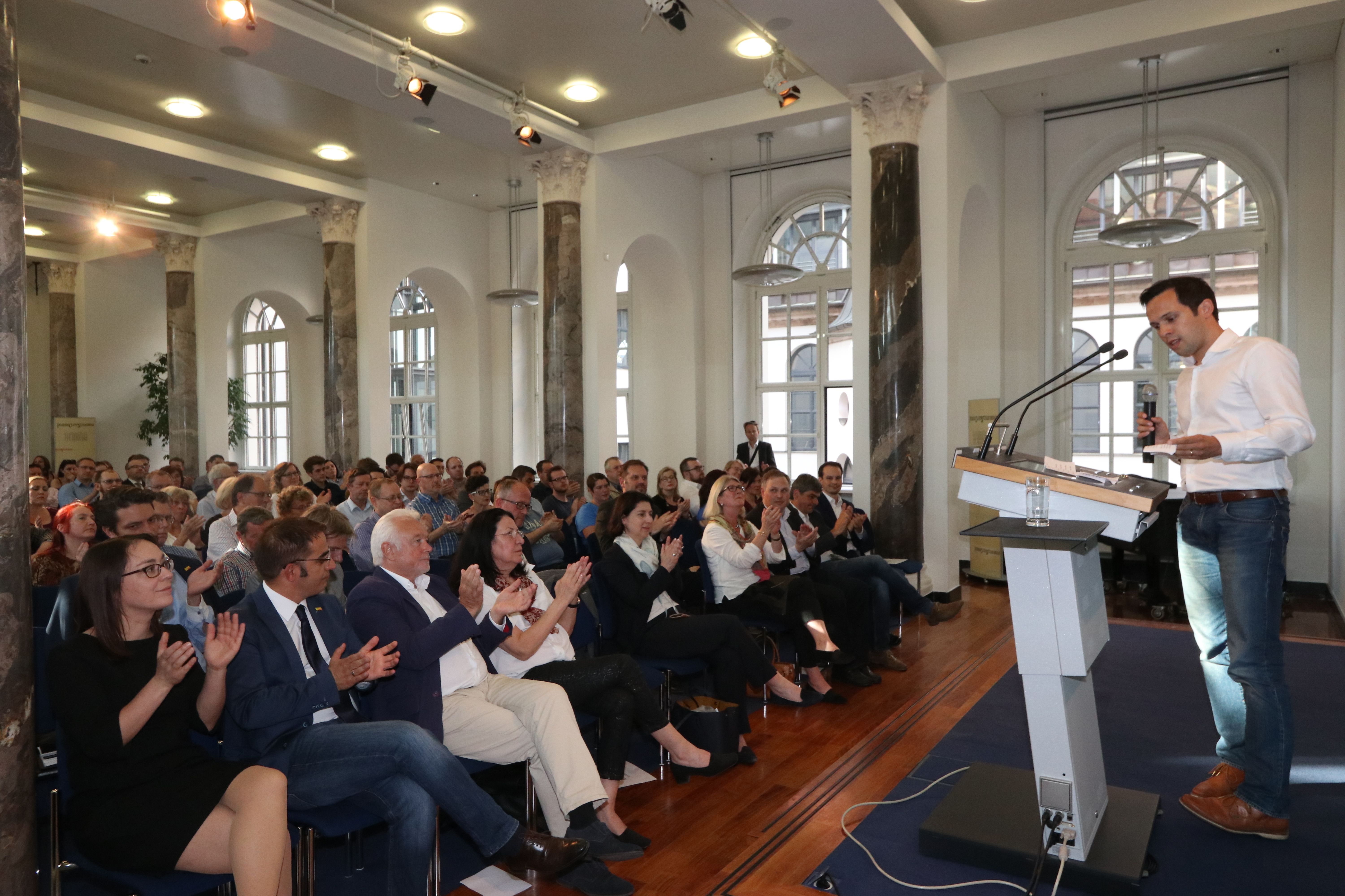 FDP-Spitzenkandidat Martin Hagen am Rednerpult im Marmorsaal des Presseclubs.