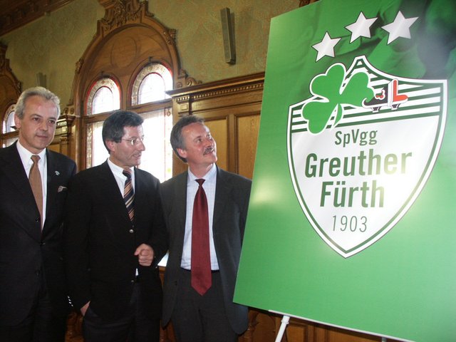 Helmut Hack (mitte) 2003 mit Peter Endres (li.), damals Ergodirekt und OB Thomas Jung. | Foto: © Udo Dreier