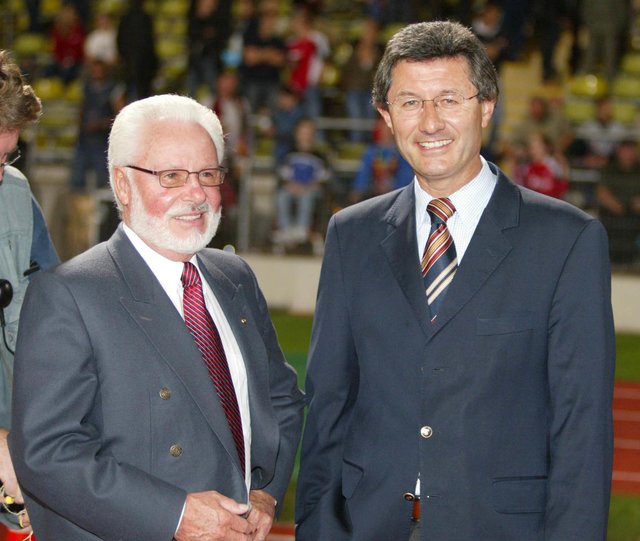 Nürnbergs Ehren-Präsident Michael Roth (li) und Helmut Hack.




1.FC Nuernberg - SpVgg Greuther Fuerth 1 -1 (2.Fussballbundesliga)                                                                
22.09.2003 /Foto: bayernpress.de

weitere Fotos | Foto: © Udo Dreier