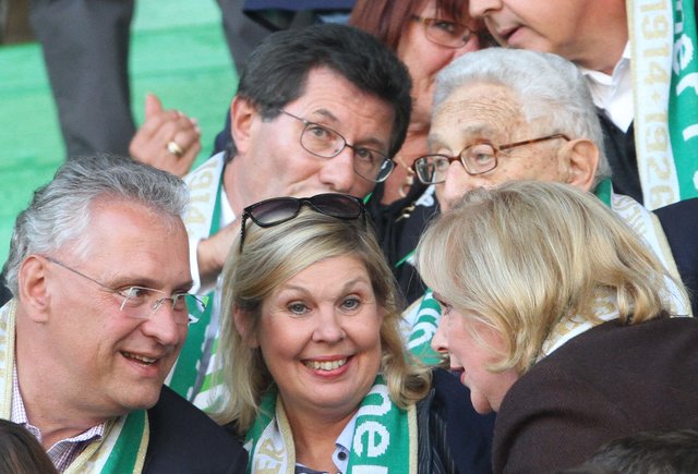 Im Hintergrund: Präsident Helmut Hack, US-Außenminister a.D. Henry Kissinger, vorne von links: Bayerns Innenminister Joachim Herrmann und Ehefrau Gerswid und TV-Journalistin Evi Kurz. | Foto: © Udo Dreier