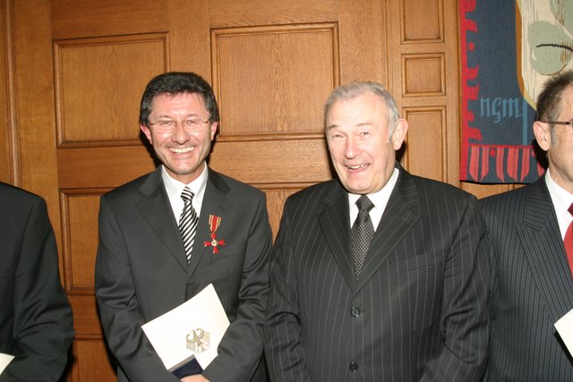 Helmut Hack (li.) mit Günther Beckstein 2006. | Foto: © Udo Dreier