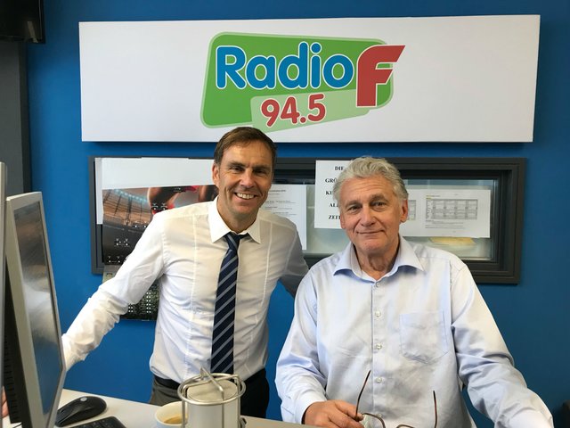 Funkhaus-Geschäftsführer Alexander Koller (l.) brachte Rainhard Fendrich in das Studio von Radio F.