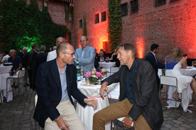 Jürgen Thielemann (r.), Leiter SportService Nürnberg, im Gespräch mit Prof. Dr. Klaus Wübbenhorst, Metropolregion Nürnberg. | Foto: John R. Braun