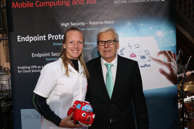 NCP-Geschäftsführer Peter Söll mit Kiki Bertens. | Foto: John R. Braun