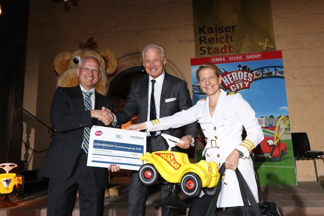 Sportbürgermeister Dr. Klemens Gsell (l.) freut sich über einen Spendenscheck mit Turnierdirektorin Sandra Reichel und Michael Sieber, SIMBA DICKIE Gründer. | Foto: John R. Braun