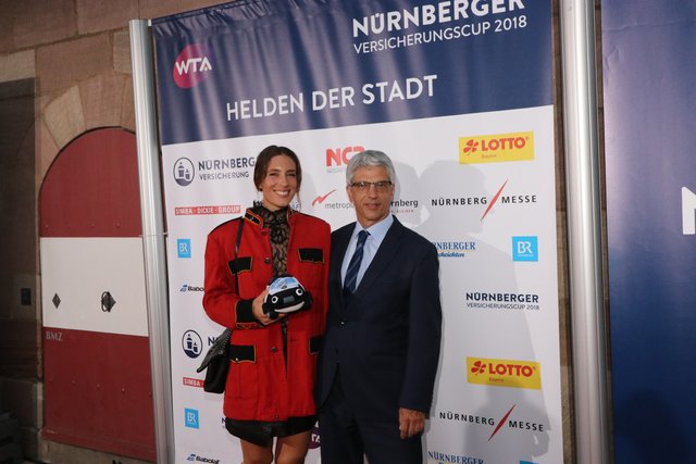 Dr. Armin Zitzmann, Vorstandsvorsitzender NÜRNBERGER Versicherung, mit Andrea Petkovic. | Foto: John R. Braun