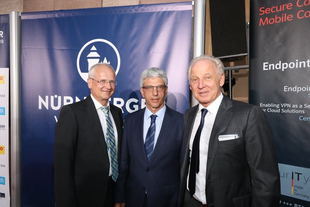Nürnbergs Sportbürgermeister Dr.Klemens Gsell (l.) bedankte sich bei den Sponsoren des NÜRNBERGER Versicherungscups, darunter Dr. Armin Zitzmann (M.) Vorstandsvorsitzender Nürnberger Versicherungsgruppe, und Michael Sieber, SIMBA DICKIE Gründer. | Foto: John R. Braun