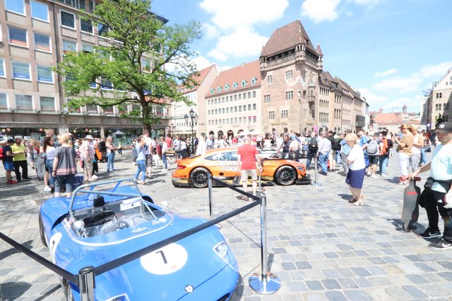 Fans beim Pre-Event vor der Lorenzkirche. | Foto: John R. Braun
