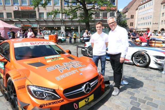 Mercedes Niederlassungsleiter Andreas Rabitz (r.) mit Mercedes-AMG Pilot Lucas Auer. | Foto: John R. Braun