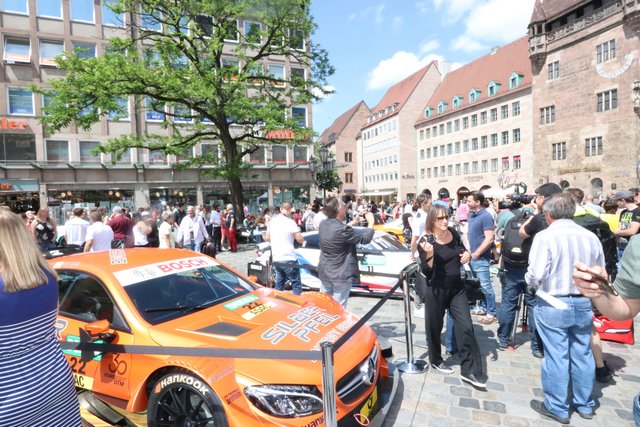 Fans beim Pre-Event vor der Lorenzkirche. | Foto: John R. Braun