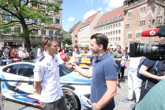 Franken Fernsehen-Redaktionsleiter Philipp Waldmann im Interview mit BMW-Pilot Marco Wittmann. | Foto: John R. Braun