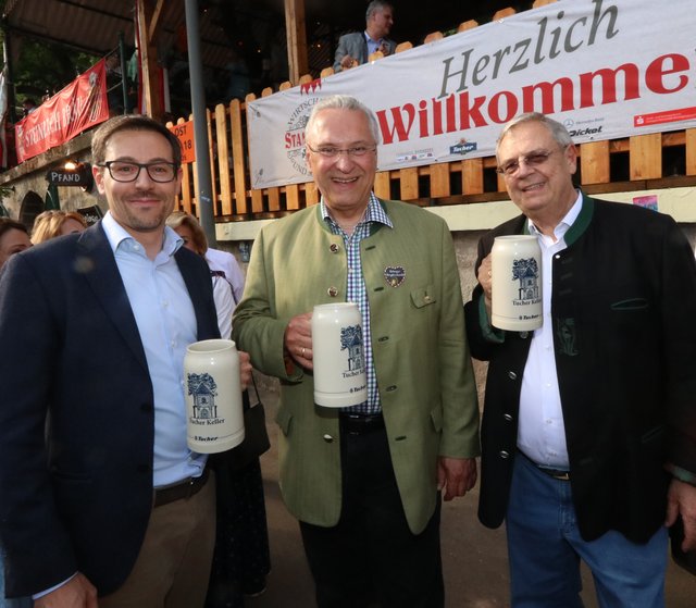 Innenminister Joachim Herrmann (M.) mit  Alexander Schreck (l.), Verkaufsleiter PKW Mercedes-Benz Nürnberg, und Erlangens Mercedes-Chef Michael Pickel. | Foto: © John R. Braun