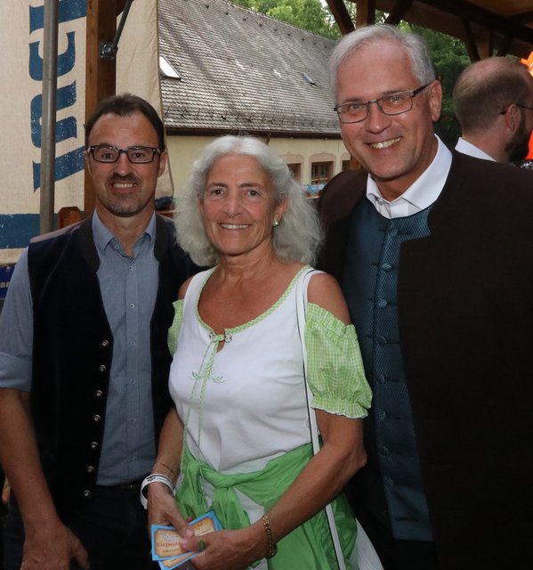 Tucher Gastronomiedirektor Jörg Träger (l.) begrüßt Bezirkstagspräsident Richard Bartsch und Hildegard Rüger, Präsidentin des Bayerischen Landesfrauenrats. | Foto: © John R. Braun