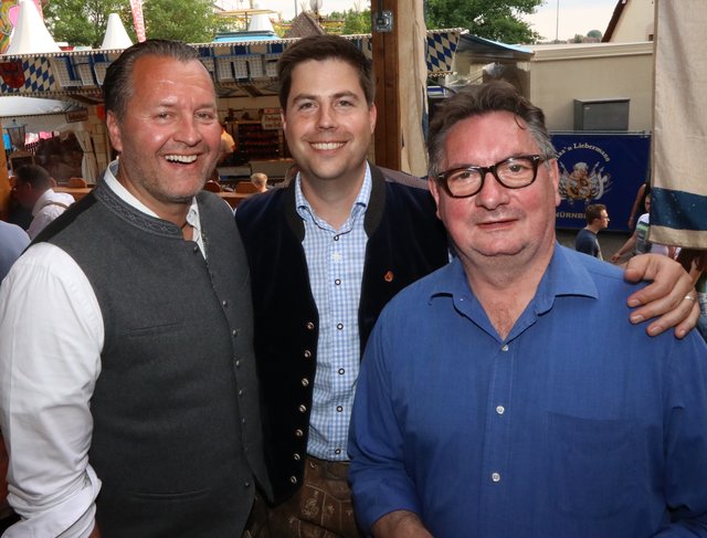 Tucher Gebietsverkaufsleiter Franz Groha und Tucher Eventmanager Nikolas Zitzelsberger mit Keller-Wirt Fritz Striegel (v.l.). | Foto: © John R. Braun